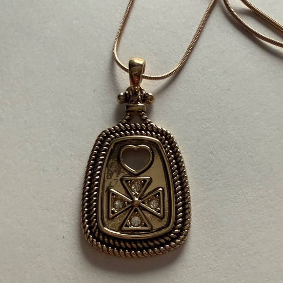 Elegant Gold Tone Pendant Necklace - Picture 5 of 5